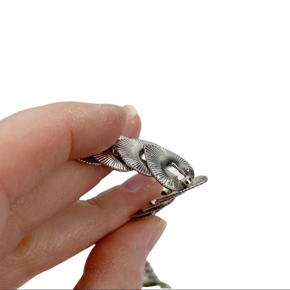 Vintage Silver Tone Articulated Ribbed Textured Hook Closure Necklace - Picture 3 of 8